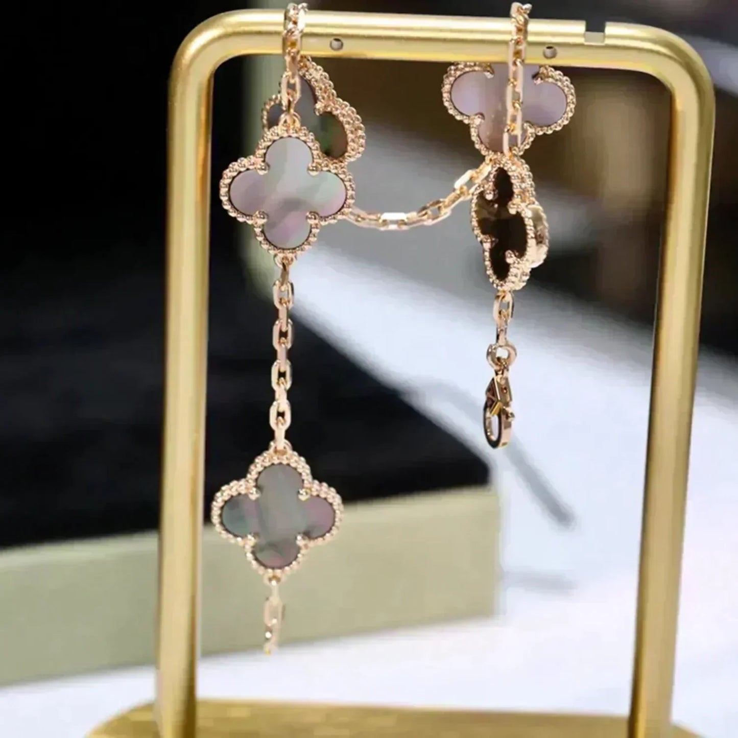 [Eternal Jewelry]CLOVER 5 MOTIF GRAY MOP  BRACELET