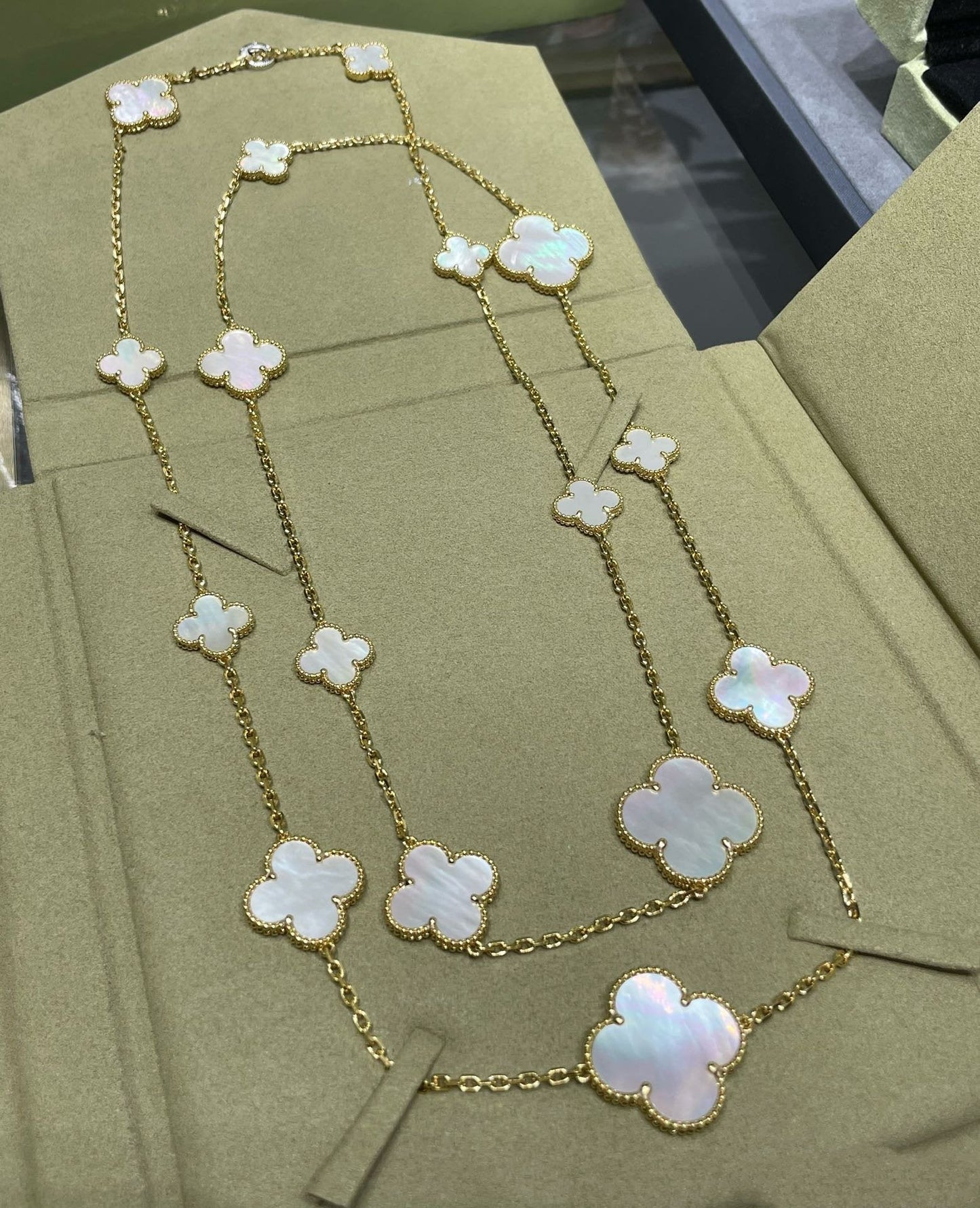 [Eternal Jewelry]CLOVER 16 MOTIF WHITE MOP GOLD NECKLACE