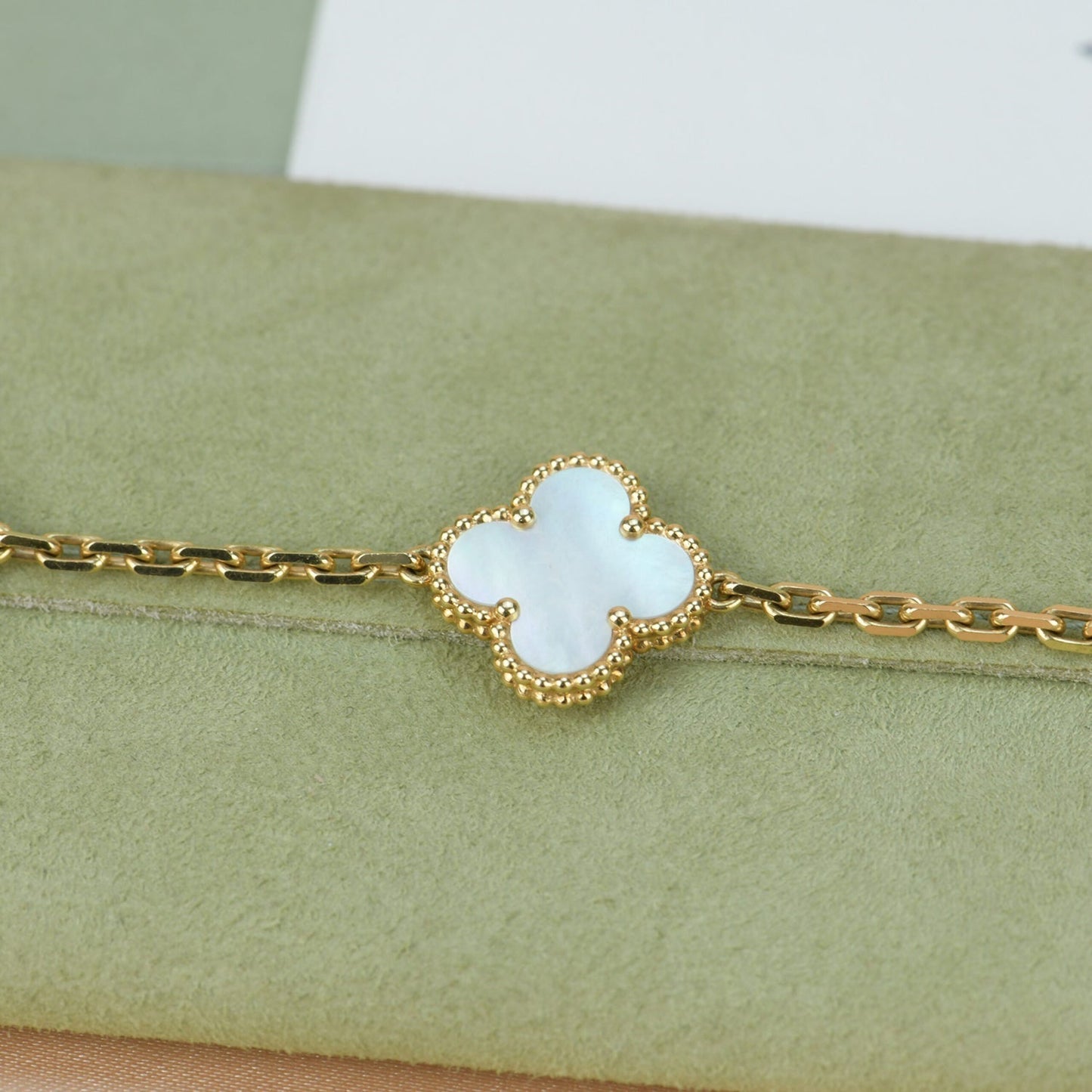 [Eternal Jewelry]CLOVER  5 MOTIF WHITE MOP BRACELET