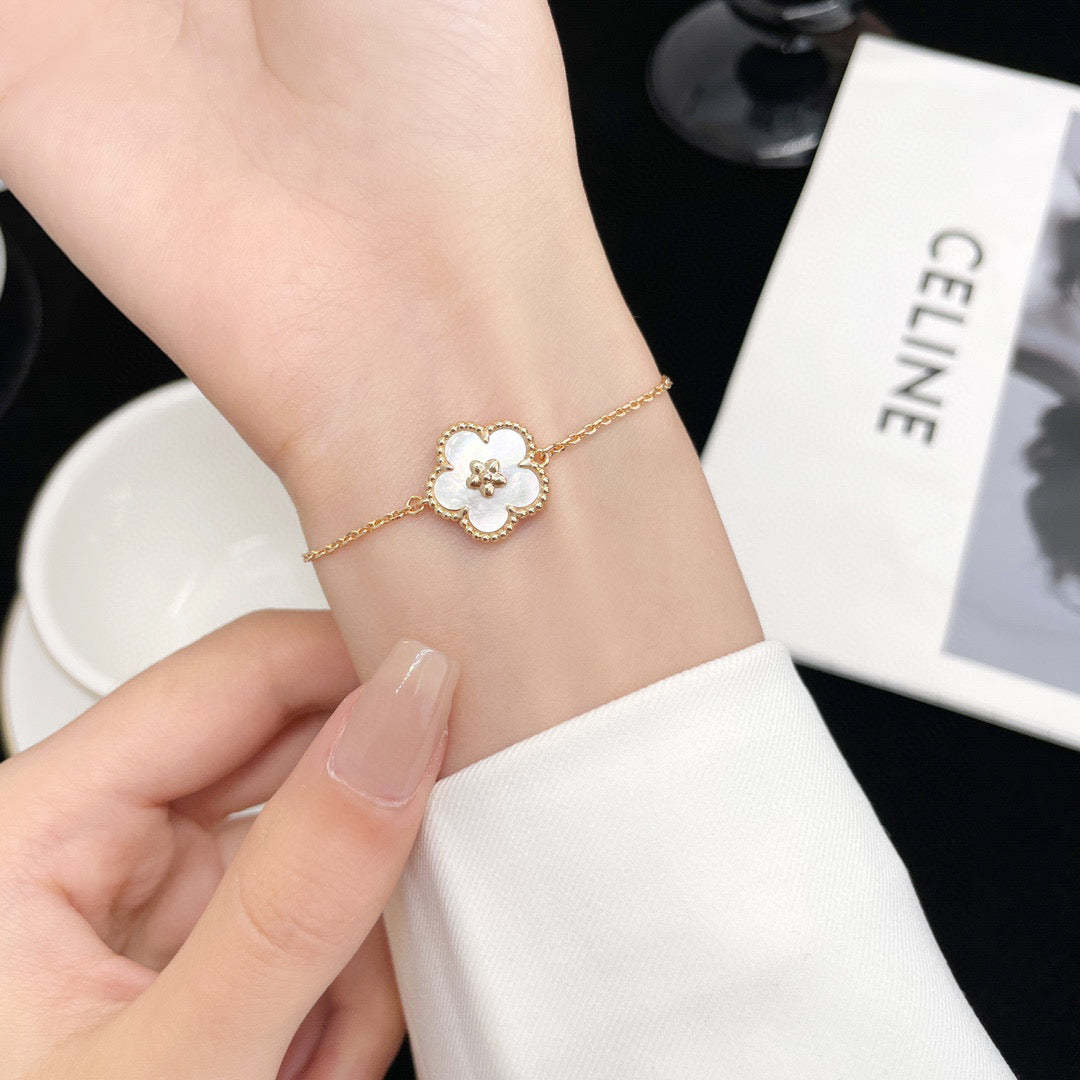 [Eternal Jewelry]LUCKY WHITE MOP PLUM BLOSSOM  BRACELET
