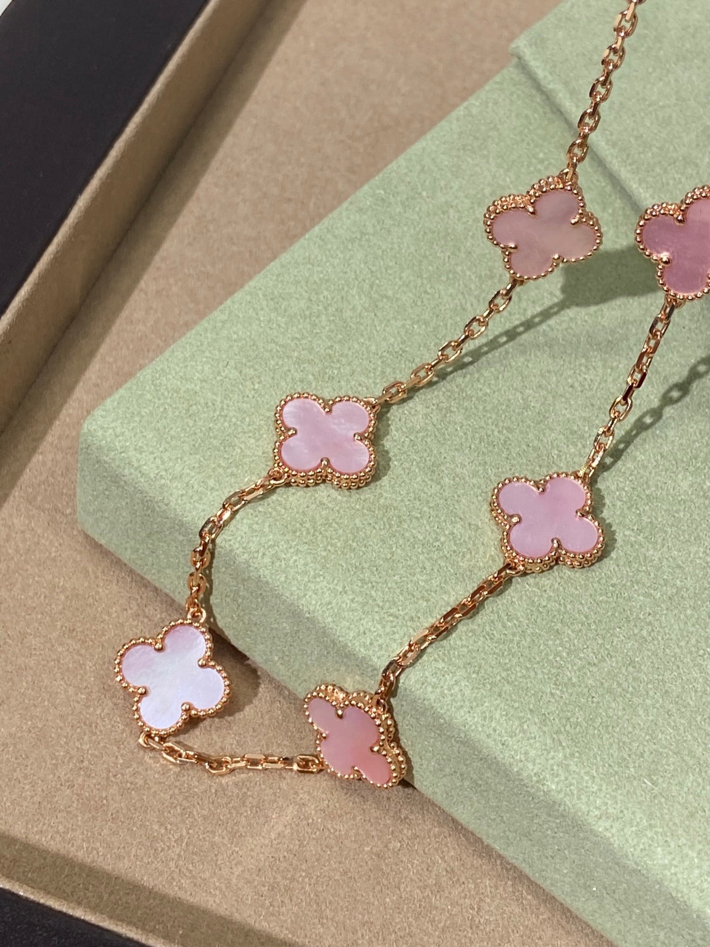 [Eternal Jewellery] Pink Necklace with Ten Clover Designs